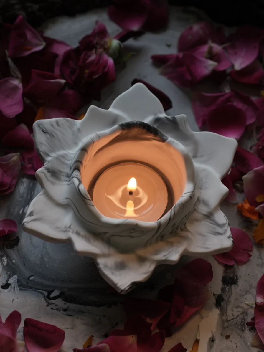 Lotus candle 005 Lotus Candle 005 - Image 1